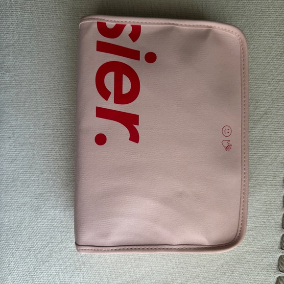 Glossier makeup bag - Picture 2 of 3